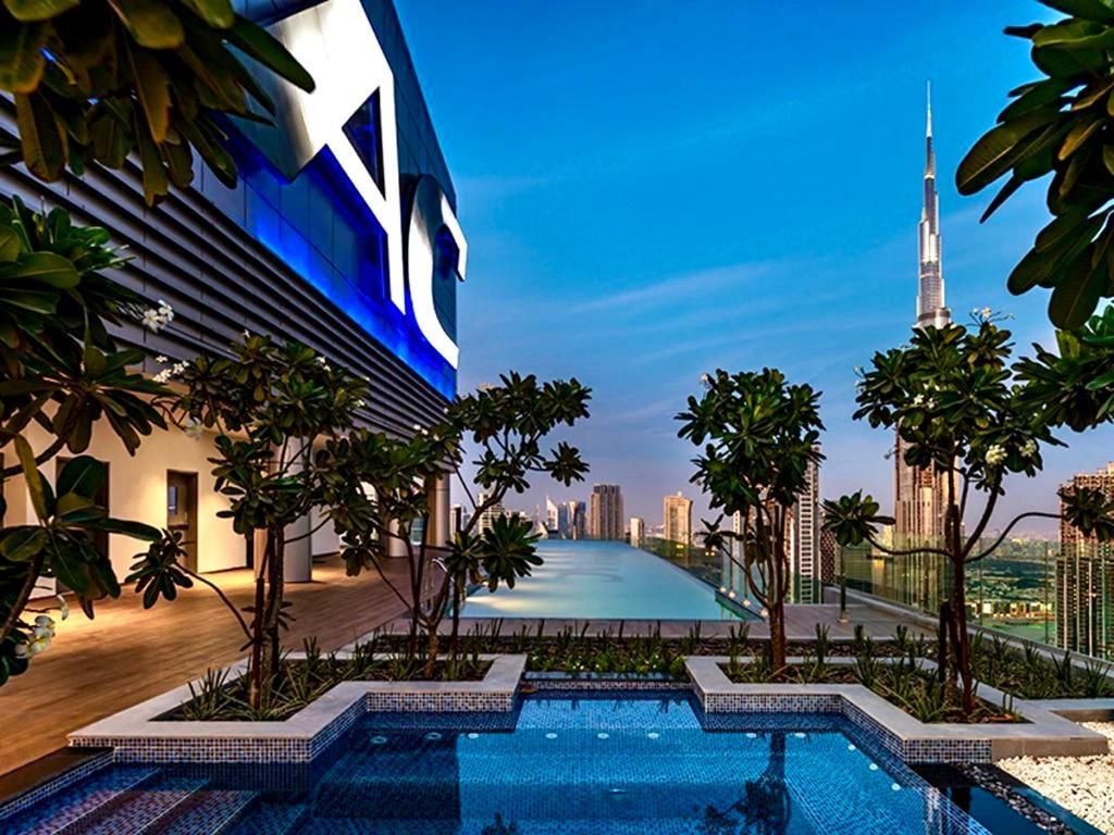 Infinity Pool & Burj Khalifa View L Luxe Paramount Dubai Dış mekan fotoğraf