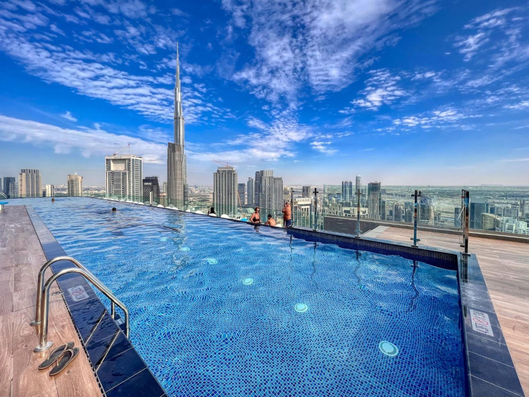 Infinity Pool & Burj Khalifa View L Luxe Paramount Dubai Dış mekan fotoğraf
